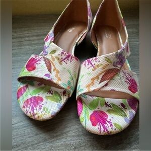 Naturalizer Pink Floral Embossed Fabric Slip On Sandals (1” heel). Size 8W